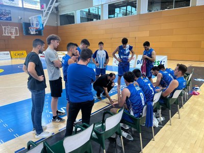 El Sedis Comercial Carmen, al Palau d'Esports, en un temps mort (Foto: Sedis Bàsquet)