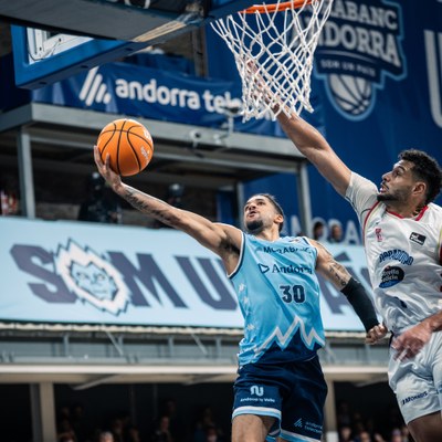 Internada de Kassius Robertson en el partit del MoraBanc contra el Monbus Obradoiro (Foto: MoraBanc Andorra)