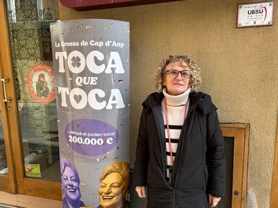 Esther Arranz, a la porta de la Drogueria Rebés de la Seu d'Urgell