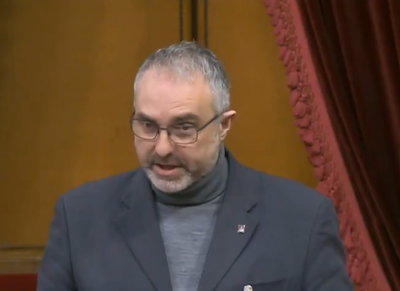Jordi Fàbrega s'adreça a la consellera Olga Pané a la sessió de control al Govern, al Parlament (Imatge: Parlament de Catalunya)