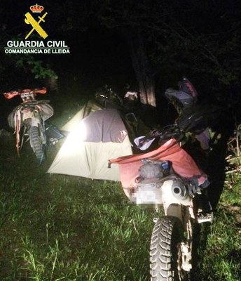 Tendes de campanya i motos en una zona protegida del PN de l'Alt Pirineu
