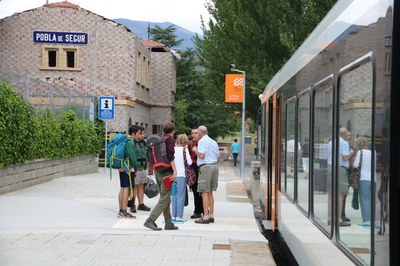 Un grup de persones a l'estació del tren de la Pobla de Segur (Foto d'arxiu ACN)