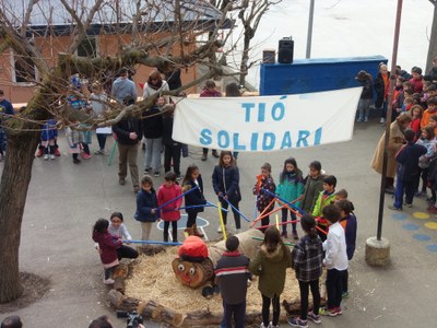'Tió Solidari' al pati de l'Escola Albert Vives