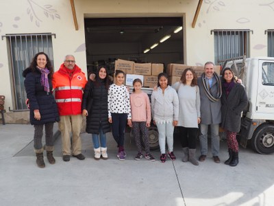 Lliurament dels aliments del Tió Solidari per part de l'Escola Albert Vives
