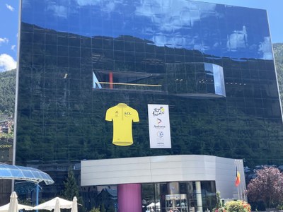 L'edifici del Comú d'Encamp, aquest dijous, amb un mallot groc gegant per donar la benvinguda al Tour