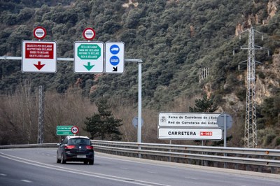 Un cotxe amb matrícula andorrana a l'accés a la Duana de la Farga de Moles, aquest dijous (Foto: ACN)