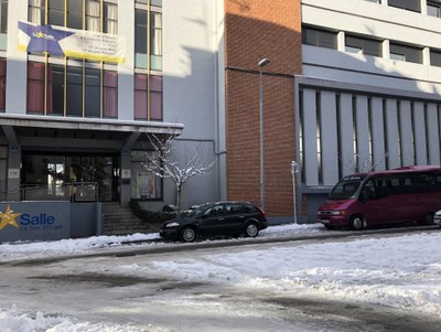 Autobús davant del Col·legi La Salle de la Seu