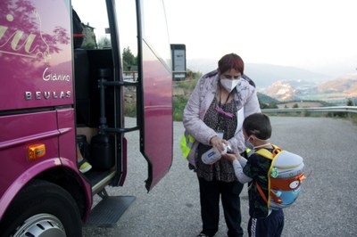 El gel hidroalcohòlic és obligatori en l'ús del transport escolar (Foto: ACN)
