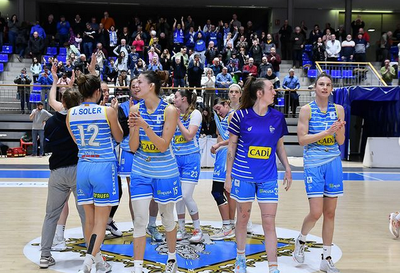 El Cadí La Seu celebra amb l'afició el triomf sobre el Kutxabank Araski (Foto: Agustí Peña)