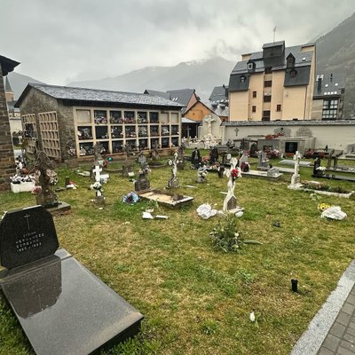 Danys al cementiri de Vielha per una ventada (Foto: Aj. de Vielha e Mijaran)