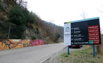 Rètol indicador que l'estació d'esquí de Port Ainé està tancada (Foto: ACN)