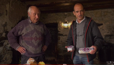 Francesc Buscallà, amb Pep Palau, a la seva formatgeria de Bar (firasantermengol.cat)