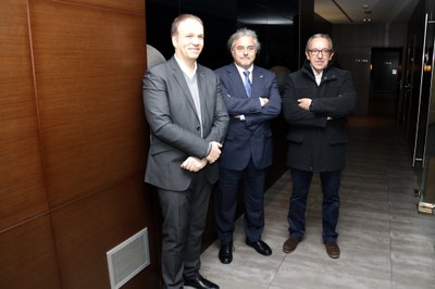 Enric Ticó, acompanyat pel cap de línia del tren de la Pobla, Emili Monsó, i el director d'Ski Pallars, Xavier Bigordà (Foto: ACN)