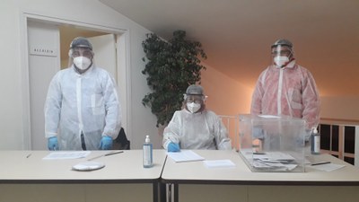 Mesa electoral al Pont de Bar, amb mesures anti-COVID (Foto: Maragda Rojas)