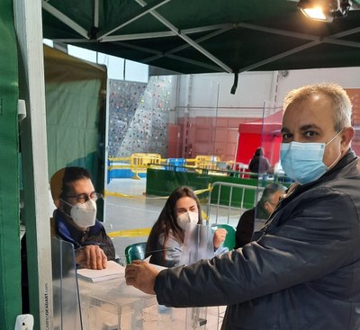 Antoni Flores, nou diputat d'ERC, vota al seu col·legi electoral de Tremp (@AntoniFlores7)