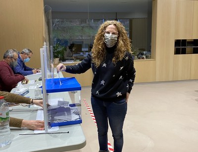 Cristina Barbens, candidata del PDeCAT, en el moment de votar a Bassella (@crisbarbens)