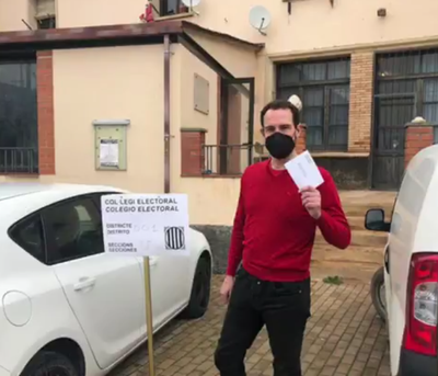 Jaume Moya, cap de llista d'ECP, a punt de votar al seu col·legi electoral de Sedó (@JaumeMoyaM)