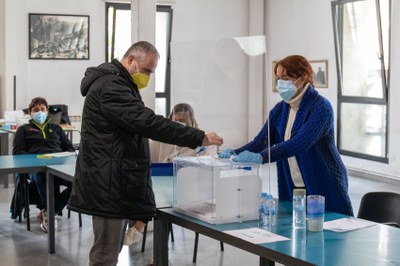 Jordi Fàbrega, escollit diputat de JxCAT, en el moment de votar a la Seu d'Urgell (@jorfabrega)