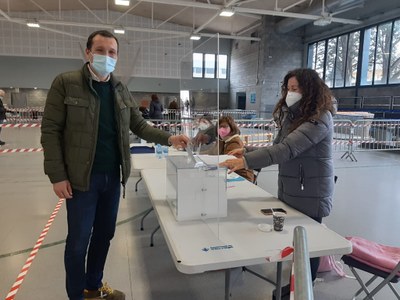 Òscar Ordeig, reelegit diputat del PSC, diposita el seu vot a la Seu d'Urgell (@oscarordeig)