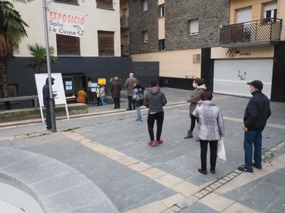 Cua davant el col·legi electoral ubicat a Sala La Cuina, a la Seu d'Urgell