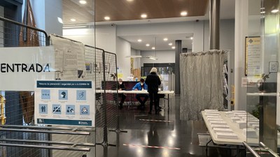 Mesa electoral a l'entrada principal del Centre Cultural Les Monges