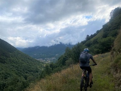 Agent de Medi Ambient del Conselh Generau d'Aran desplaçant-se amb la bicicleta elèctrica (Foto: Conselh Generau d'Aran)