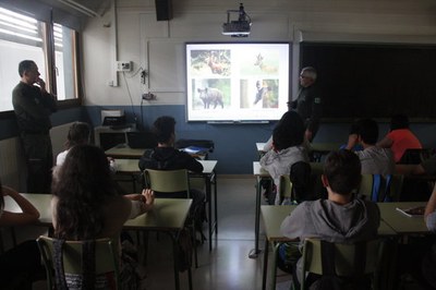 Agents Rurals en una xerrada en un centre educatiu (Foto: ACN)