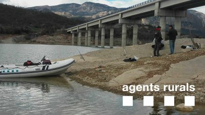 Control de pesca dels Agents Rurals a l'embassament de Rialb