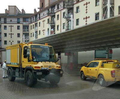 Neteja de l'estació d'autobusos de la Seu (Foto: Agents Rurals)