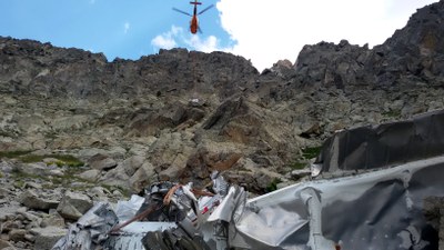 Retirada de la ferralla d'una avioneta accidentada al Parc Nacional d'Aigüestortes (Foto: Agents Rurals)
