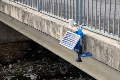 Aparell per mesurar el cabal del riu a Rialp (Foto: ACN)