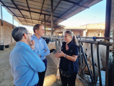José Crespín conversa amb la responsable d'una explotació ramadera, a Vallfogona de Balaguer