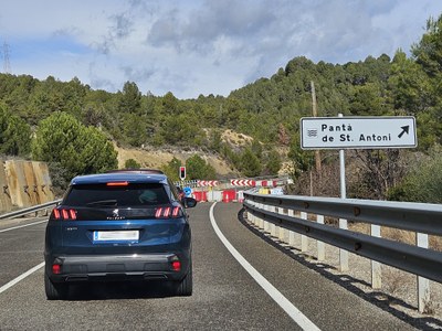 El semàfor de la C-13, a l'altura de Salàs de Pallars, que ocasiona llargues cues els caps de setmana (Foto: ACN/Marta Lluvich)