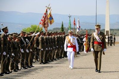 El Rei Felip VI passant revista a la tropa a l'arribada a l'Acadèmia militar de Talarn (Foto: ACN)