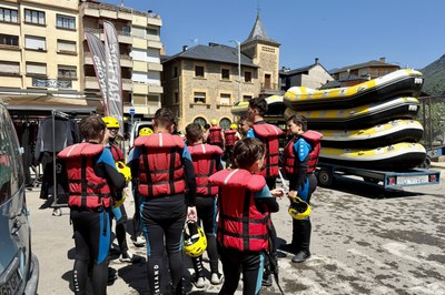 Un grup de persones que han fet una baixada de ràfting (Foto d'arxiu/ACN Marta Lluvich)
