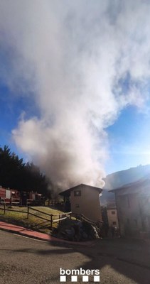 Incendi en una casa de Martinet, aquest dia de Nadal (Foto: @bomberscat)