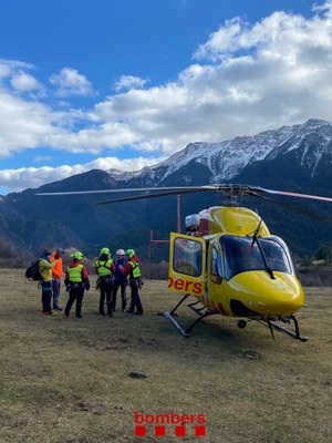 L'helicòpter del GRAE, als peus del Cadí per atendre un excursionista marejat (Foto: Bombers)