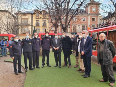 Joan Ignasi Elena, amb membres del parc de Puigcerdà, a la inauguració de l'exposició del 40è aniversari dels Bombers de la Generalitat (Foto: Interior)