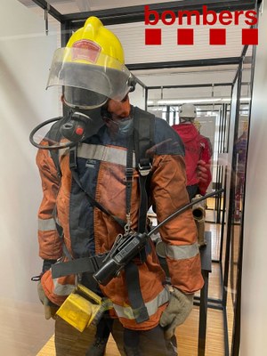Un dels uniformes que es pot veure a l'exposició sobre els 40 anys dels Bombers de la Generalitat