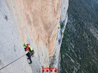 Rescat de dos escaladors que han passat la nit en una paret del congost de Mont-rebei a 400 metres d'altura (Foto: Bombers)