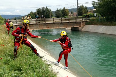 Dos bombers fent pràctiques de rescat aquàtic al canal de Gavet (Foto d'arxiu/ACN)
