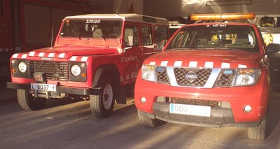 Nou vehicle tot terreny -a la dreta- al parc de Bombers de Coll de Nargó (Foto: Bombers Nargó)