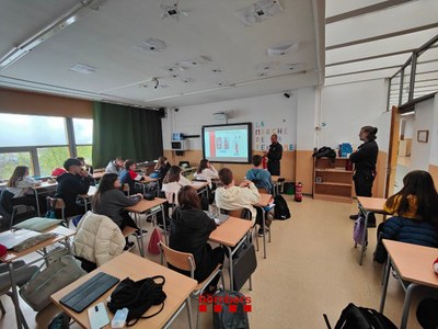 Els Bombers imparteixen a l'Escola-Institut d'Oliana la xerrada 'Tanca la porta al foc' (@bomberscat)