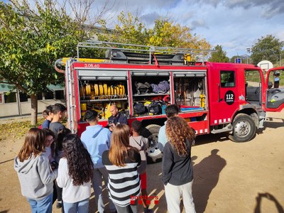 Els Bombers mostren als alumnes de l'Escola-Institut d'Oliana el camió amb què treballen habitualment (@bomberscat)