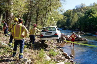 Els Bombers movent amb una grua el vehicle que han usat per a fer les pràctiques de rescat (Foto: Marc Codinas)