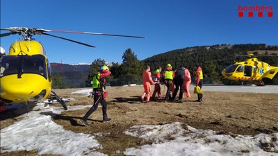 Rescat d'una menor accidentada a les pistes de l'estació de La Molina (Foto: Bombers)