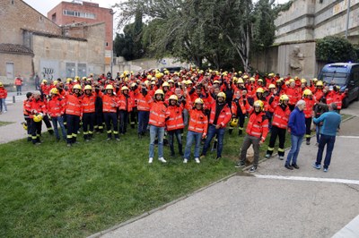 Concentració de bombers voluntaris davant els Jutjats de Lleida en relació a la macrodemanda contra la Generalitat (Foto: ACN)