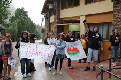 Concentració de suport als Bombers voluntaris del Pont de Suert (Foto: ACN)