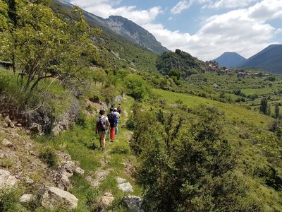Seguint un camí històric prop de Cornellana (Foto: Carlos Guàrdia Carbonell)