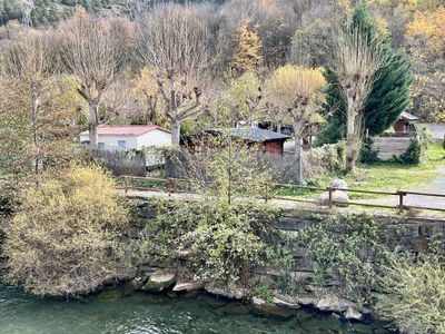 Bungalous d'un càmping del Pallars a tocar del riu (Foto: ACN)